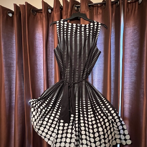 ANNE KLEIN NWT Black/White Sleeveless Fit And Flare Dot Print Dress Tie Waist - Picture 2 of 9